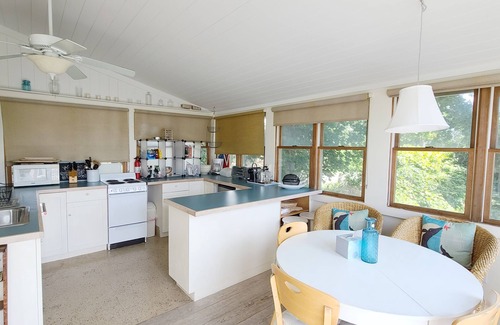 Wellfleet Casa | 2 BD Cottage-A pie de la playa de Mayo y Wellfleet Center