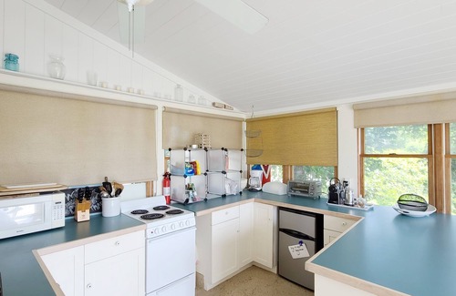Wellfleet Casa | 2 BD Cottage-A pie de la playa de Mayo y Wellfleet Center