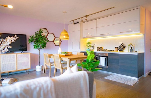 Chinatown Condominio | 2BD Downtown Vancouver Condo with Free Parking+AC