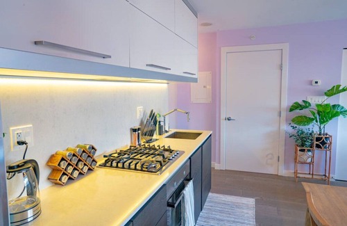 Chinatown Condominio | 2BD Downtown Vancouver Condo with Free Parking+AC