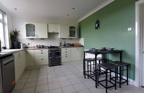 Winterbourne Earls Casa | 2BD Garden Home - A Short Walk to Stonehenge