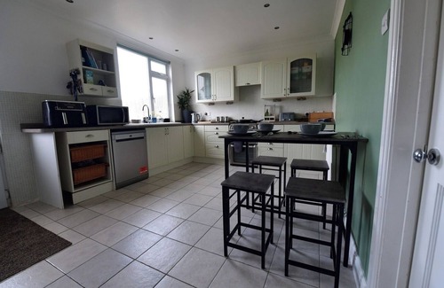 Winterbourne Earls Casa | 2BD Garden Home - A Short Walk to Stonehenge