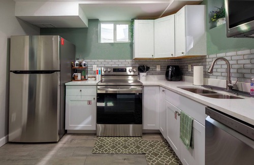 Englewood Casa | 2BD Garden Level Unit Near Swedish/Craig Hospitals, Fiddler's Green & Littleton!