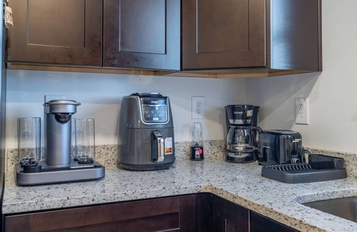 Austell Apartamento | 2BD Oasis with AC, WiFi Near Battery & 6Flags!