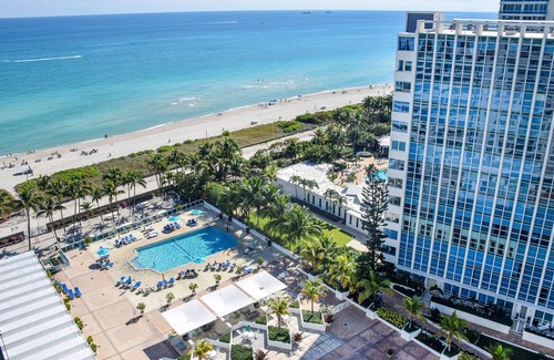 La Gorce Apartamento | 2bd Oceanfront Master Ste OceanView w/balcony, Pool, nearby dining, beach access