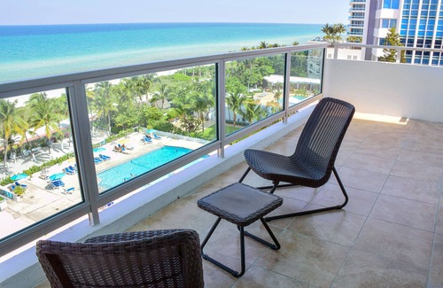 La Gorce Apartamento | 2bd Oceanfront Master Ste OceanView w/balcony, Pool, nearby dining, beach access