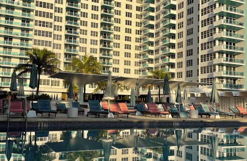 La Gorce Apartamento | 2bd Oceanfront Master Ste OceanView w/balcony, Pool, nearby dining, beach access
