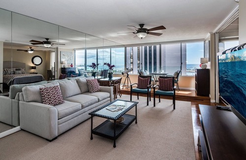 Downtown Honolulu Condominio | 2BD, Pool, FREE PARKING