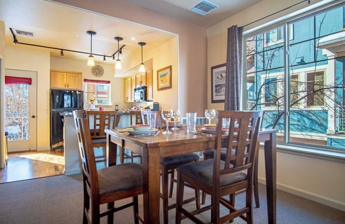 Hailey Condominio | 2BD Sweetwater Condo - Pool, Hot Tub, Gym, Theatre