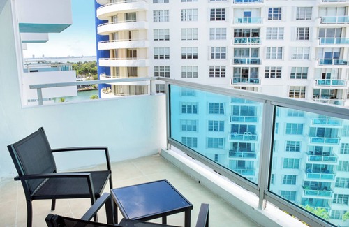 La Gorce Apartamento | 2bd2bth Partial Ocean view Ste w/ balcony, Pool, nearby dining, beach access