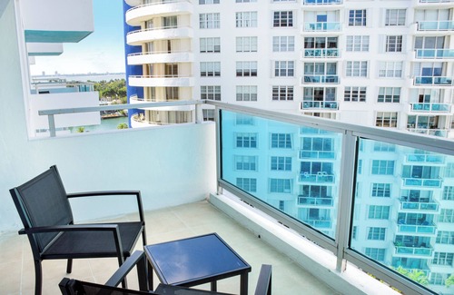 La Gorce Apartamento | 2bd2bth Partial Ocean view Ste w/ balcony, Pool, nearby dining, beach access