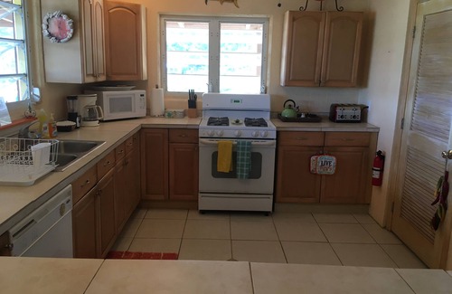 Lower Carolina Casa | Coral Bayview 2BR, 1 baño, LR, DR, cocina completa, 80 'cubierta con Jeep disponible