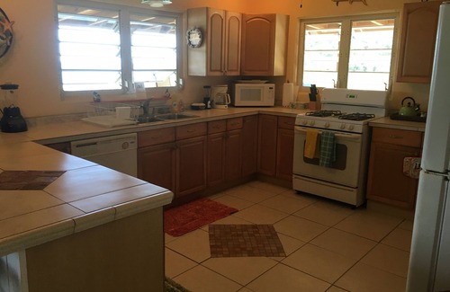 Lower Carolina Casa | Coral Bayview 2BR, 1 baño, LR, DR, cocina completa, 80 'cubierta con Jeep disponible