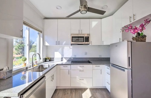 Encinitas Condominio | 3 Bds. 3 baños con cocina, piscina, VB Court, estilo de vida al aire libre (sin sala de estar)