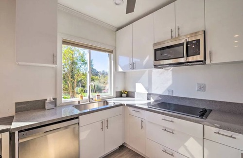 Encinitas Condominio | 3 Bds. 3 baños con cocina, piscina, VB Court, estilo de vida al aire libre (sin sala de estar)