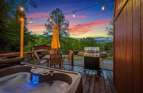 Hayesville Casa | 2bed 1bath Cabin with Mountain View, Hot Tub and grilling deck