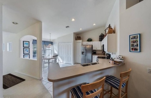 Bonita Springs Condominio | 2bed/2 bath Condo with Stunning Lake & Golf Views