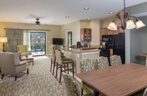 Sevierville Complejo | 2Bed/2Bath - Smoky Mountains Retreat! Gorgeous Views, Pools, + More!