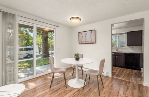 Northtown Apartamento | 2Bed Spokane Grnd Floor Unit – A/C, In-Unit Laundry, Parking, King&Queen Beds!