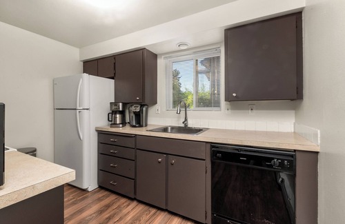 Northtown Apartamento | 2Bed Spokane Grnd Floor Unit – A/C, In-Unit Laundry, Parking, King&Queen Beds!