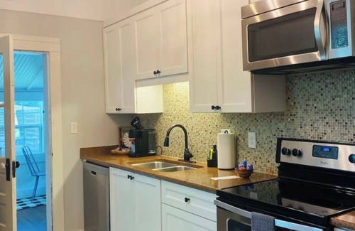 Downtown Cabaña | 2bedrm/1bath, walk 2 dwntown/stadium/seafood market large yard w/ onsite parking