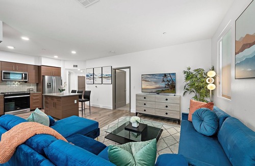 Southeast Anaheim Apartamento | 2Bedroom 2Bath Beauty Steps Away from Disneyland. Comes with Pool, Jacuzzi & Gym