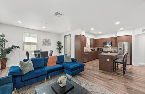 Southeast Anaheim Apartamento | 2Bedroom 2Bath Beauty Steps Away from Disneyland. Comes with Pool, Jacuzzi & Gym