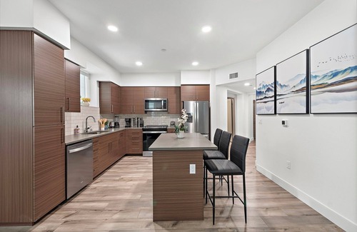 Southeast Anaheim Apartamento | 2Bedroom 2Bath Beauty Steps Away from Disneyland. Comes with Pool, Jacuzzi & Gym