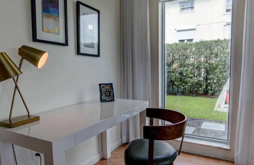 Bal Harbour Apartamento | 2Bedroom-2Bathroom Canal Front with Terrace. Walk to Bal Harbour Beach