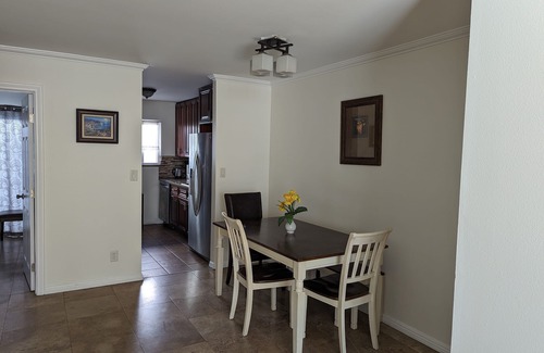 Ocean Park Condominio | 2Bedroom+Den/2Bathroom, 4 Blocks to Santa Monica Beach