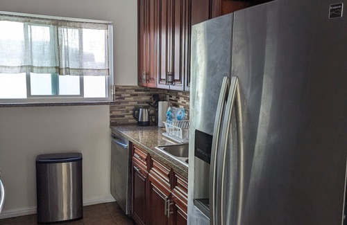 Ocean Park Condominio | 2Bedroom+Den/2Bathroom, 4 Blocks to Santa Monica Beach