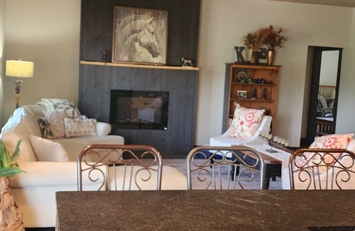 Ravenna Casa | 2bedroom townhome Centrally located to multiple Colleges and Cities Pet friendly