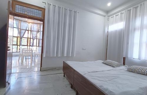 Sarnath Apartamento | 2BHK Fully Air-Conditioned Apartment