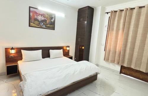 South West Apartamento | 2bhk near IGI Airport New Delhi Yashobhoomi Manipal and Venkateshwar Hospital