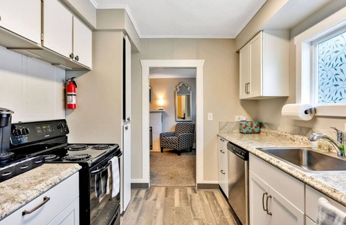 Garden District Cabaña | 2BR/1BA Cute 1910 Cottage - Walk Downtown!