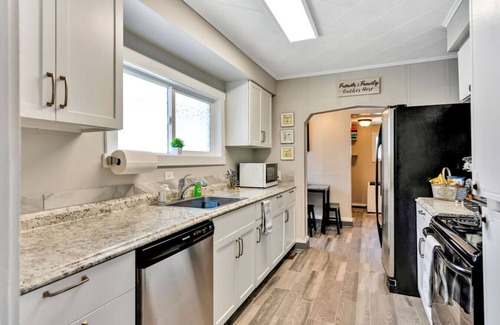 Garden District Cabaña | 2BR/1BA Cute 1910 Cottage - Walk Downtown!