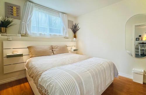 Knight Casa | 2BR 1BA Garden View Guest Suite - King-size Bed - Free Parking