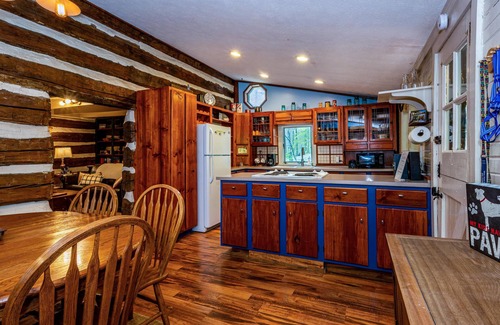 Helmsburg Cabina | B'Twixt the Ridges Log Cabin
