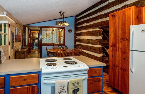 Helmsburg Cabina | B'Twixt the Ridges Log Cabin