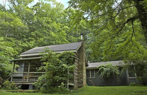 Helmsburg Cabina | B'Twixt the Ridges Log Cabin