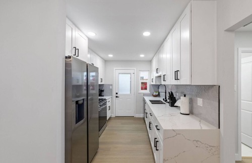 Bay Ho Casa | 2BR, 2B, Coffee Bar, Cozy Sectional, Rainfall Shower, Smart TVs, Cozy Beach Theme