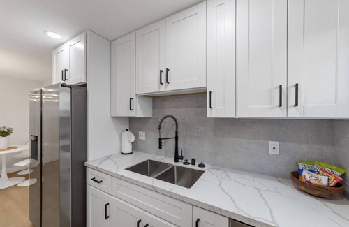 Bay Ho Casa | 2BR, 2B, Coffee Bar, Cozy Sectional, Rainfall Shower, Smart TVs, Cozy Beach Theme