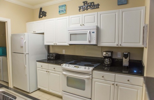 Foley Condominio | 2BR / 2BA Condo en ubicación tranquila y relajante. Excelente ubicación para ir de compras y divertirse.
