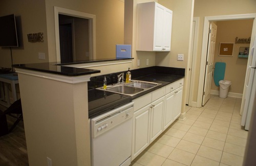 Foley Condominio | 2BR / 2BA Condo en ubicación tranquila y relajante. Excelente ubicación para ir de compras y divertirse.