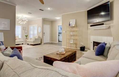 North by Northwest Casa | 2br/2ba Garden Home :: Straight Shot to TTU & LCU