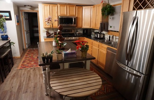 Huron Heights Casa | 2br 2ba house right on french creek w private hot tub.fully fenced in yard