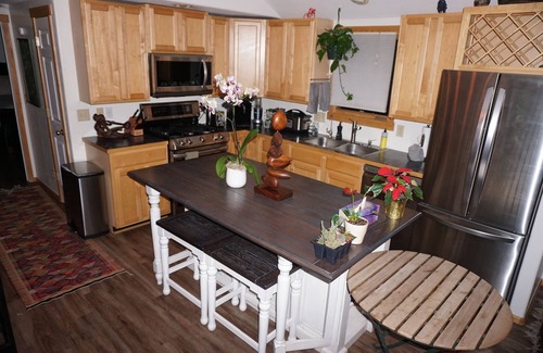 Huron Heights Casa | 2br 2ba house right on french creek w private hot tub.fully fenced in yard