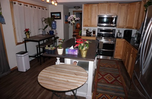 Huron Heights Casa | 2br 2ba house right on french creek w private hot tub.fully fenced in yard