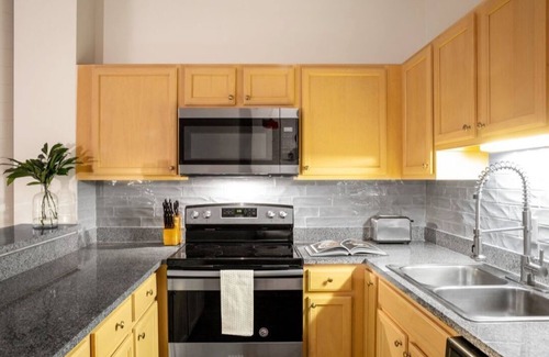 Mile Square Apartamento | 2BR 2BA In The Block by CozySuites!