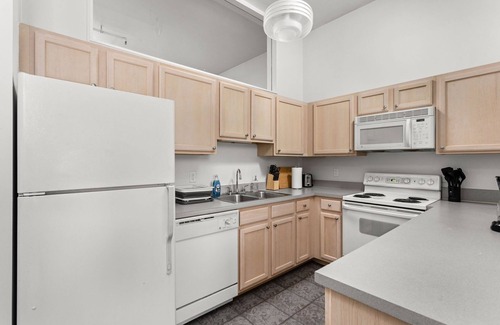 Mile Square Apartamento | 2BR/2BA In The Block Apartment by CozySuites